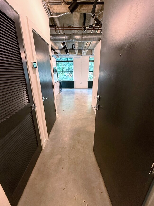 Building Photo - 1065 United Ave SE