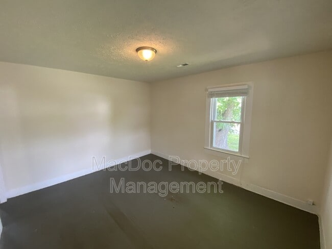 Building Photo - 318 3rd St