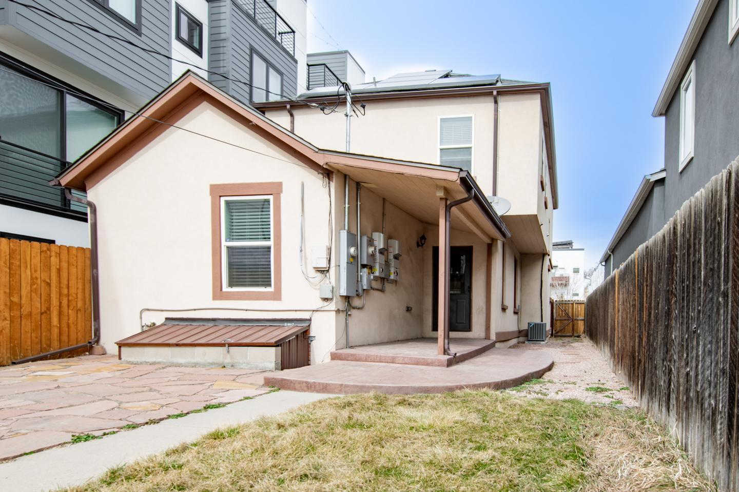Building Photo - Polished Jefferson Park home with big fron...