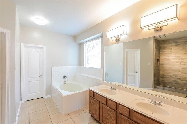 Building Photo - 28702 Hidden Cove Dr