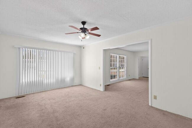 Building Photo - Country Living! Brick Ranch!