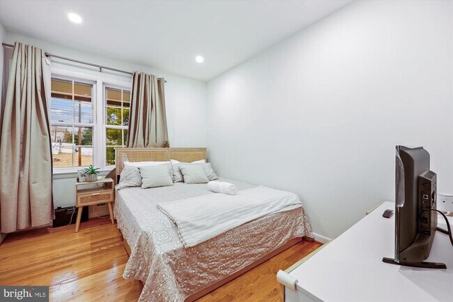 Building Photo - 11712 Seven Locks Rd