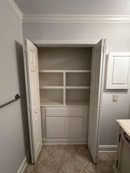 2 Bath Custom Closet - 6462 Sweet Gum Trl