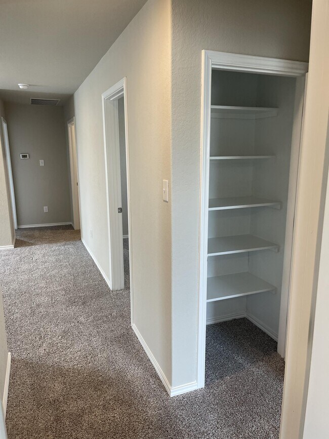 Building Photo - 2532 Ayers Dr