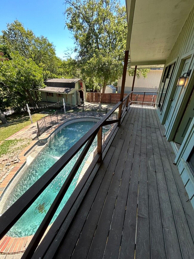 Building Photo - Discover the perfect mix of elegance and c...