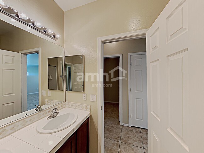 Building Photo - 850 W Vineyard Plains Dr