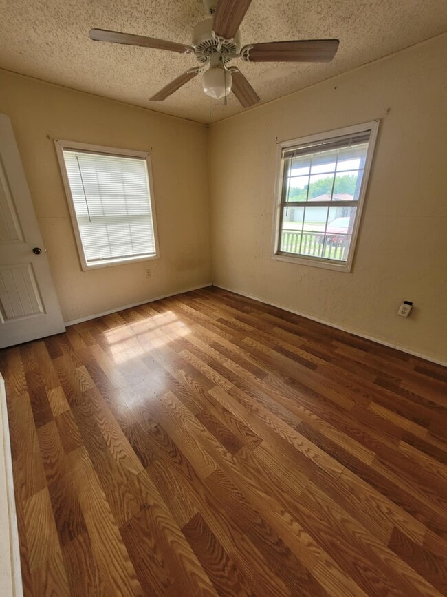 Building Photo - 309 W Chestnut Ave