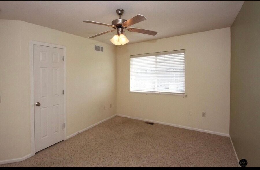 Building Photo - 6028 Glenbrook Ln