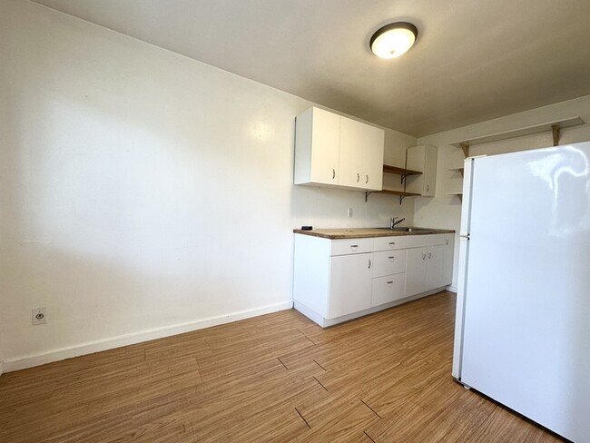Building Photo - Cute 1 Bedroom 1 Bathroom Unit