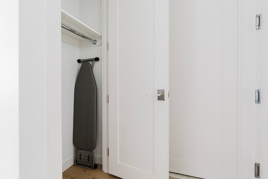 Building Photo - 68 Gold St