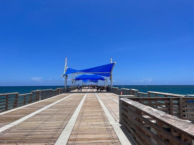 Building Photo - 2801 N Palm Aire Dr