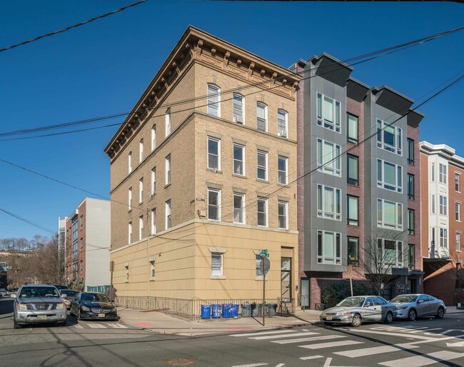 Building Photo - 500 Monroe St