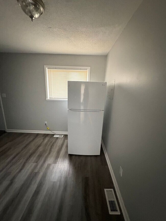 Building Photo - Spacious 2-Bed Duplex with Bonus Kitchen Storage