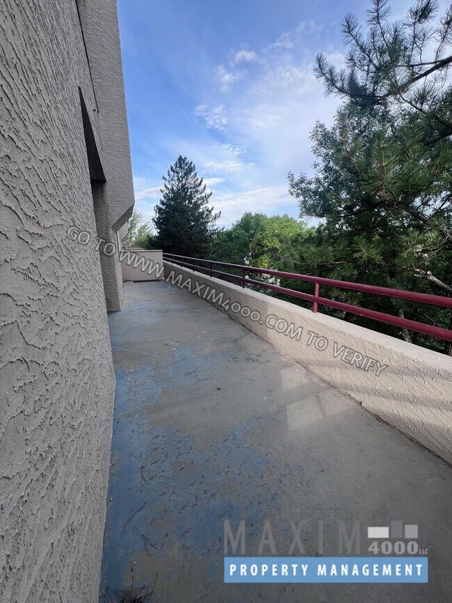 Building Photo - 1111 Horizon Dr