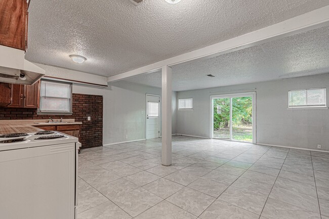 Building Photo - 3 Bed 2 Bath in OKC!