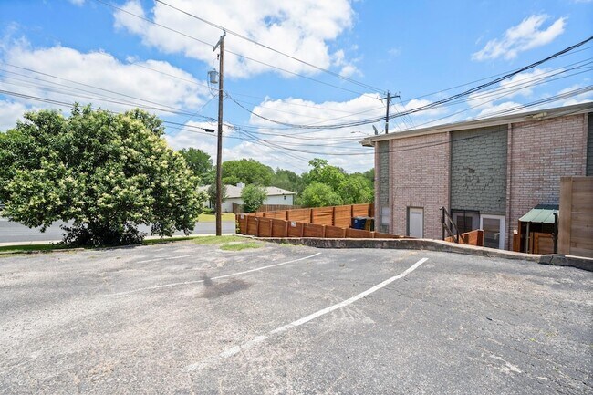 Building Photo - 6410 Chimney Creek Cir