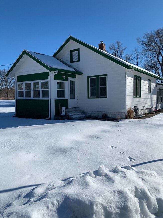 Building Photo - 709 Pearl Ave