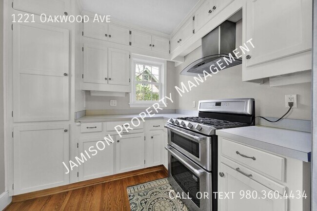 Building Photo - 1221 Oakwood Ave
