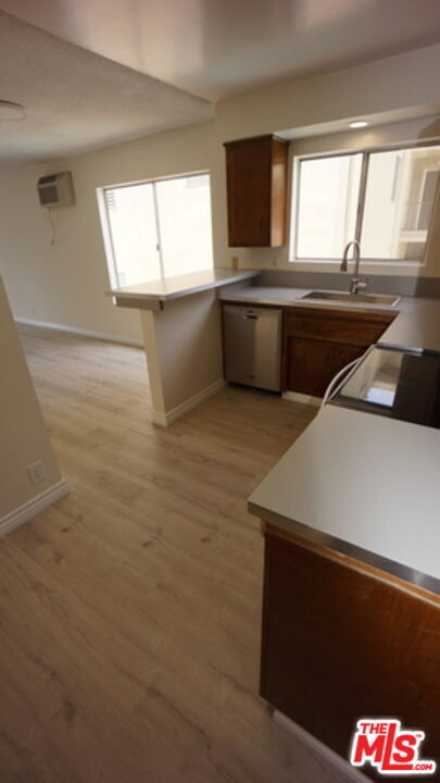 Building Photo - 1418 S Bentley Ave