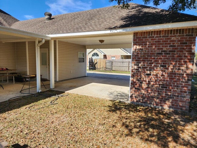 Building Photo - 3 bedroom home in Acadiana Place subdivision