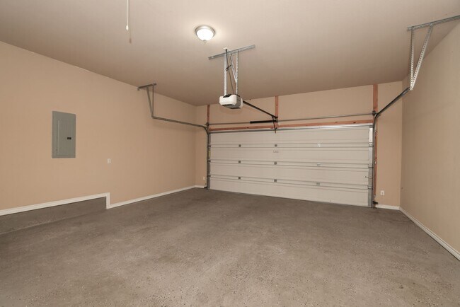 Building Photo - 3110 Claremont Dr