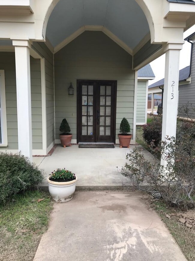 Building Photo - 213 Cherrybark St