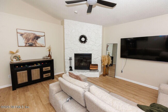 Building Photo - 1324 Independence Dr