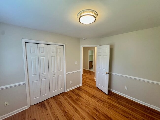 Building Photo - Stylish Living on a Cul-de-Sac in The Poin...