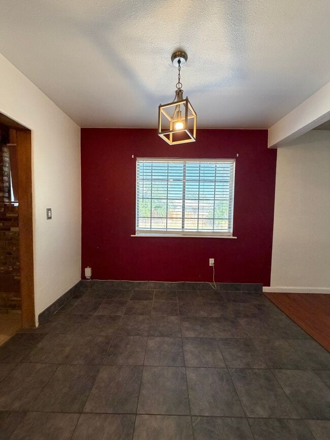 Building Photo - 3 Bedroom 2 Bathroom House on Corner Lot with 2 Car Garage Locate din Irwin Estates