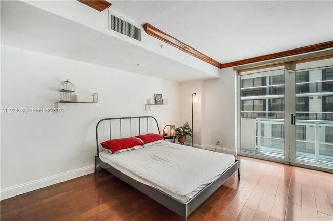 Building Photo - 9499 Collins Ave