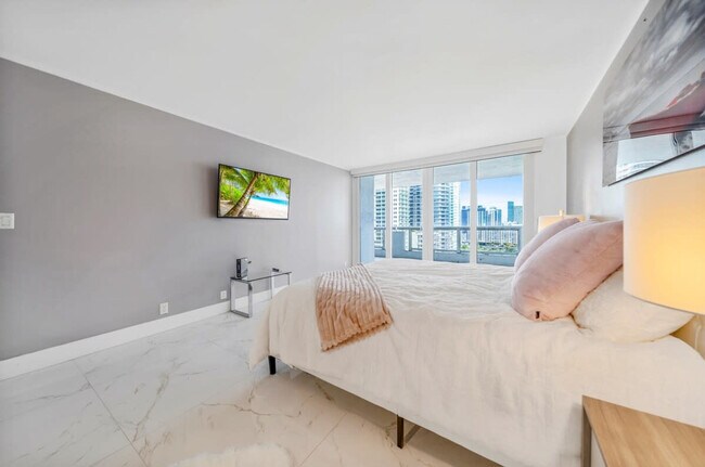 Building Photo - 1717 N Bayshore Dr