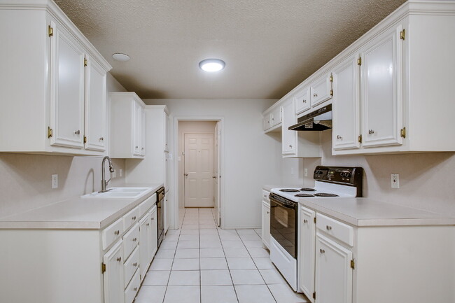Building Photo - Spacious 3/2/2 Duplex!
