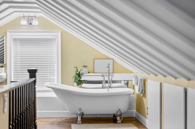 Building Photo - 303 Lang Rd