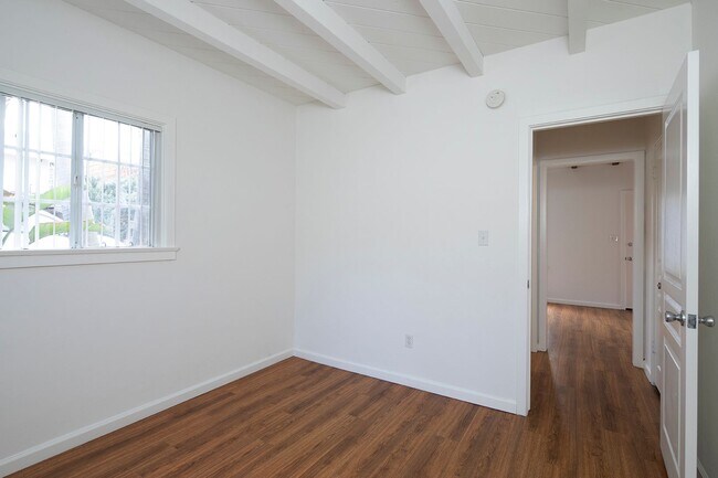 Building Photo - 1 Bed/1 Bath Charming Cottage Style Apartm...