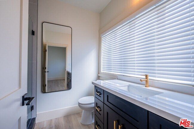 Building Photo - 216 N Catalina Ave