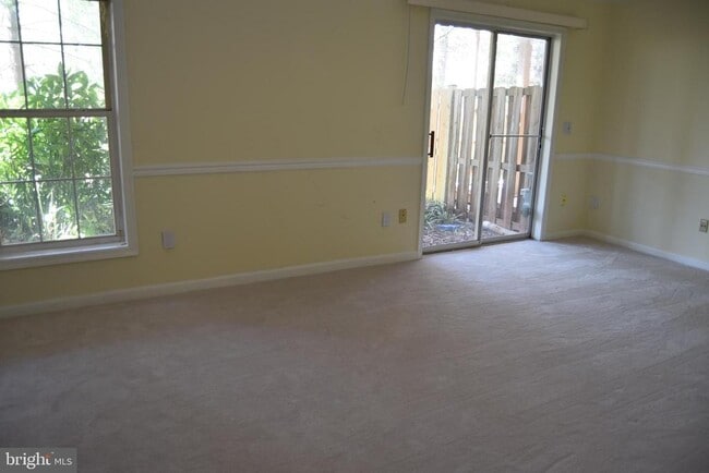 Building Photo - 44037 Kings Arms Square