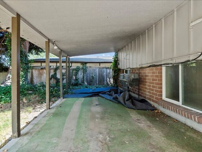 Building Photo - Murray beautiful 4 bed 2.5 bath family home