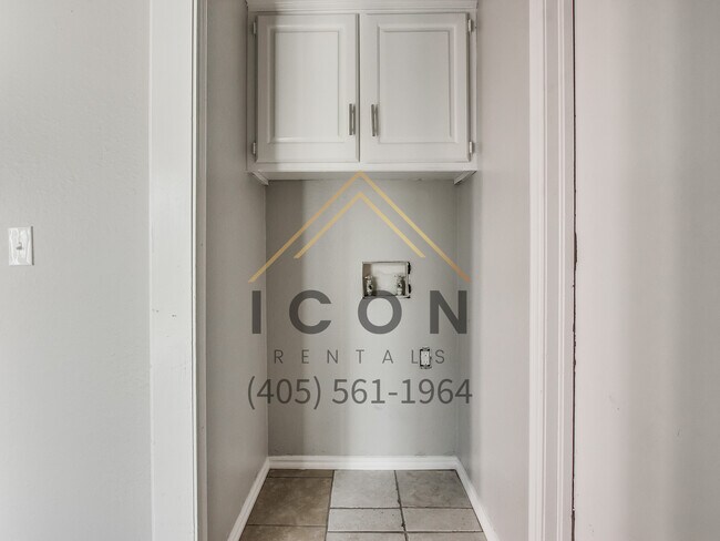 Building Photo - 515 N Robin Way