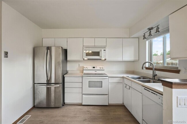 Building Photo - 7941 Lexington Park Dr
