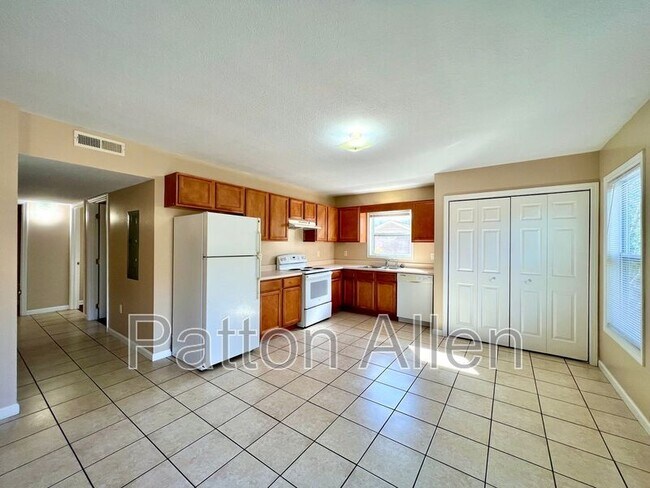 Building Photo - 8 Zell Ln