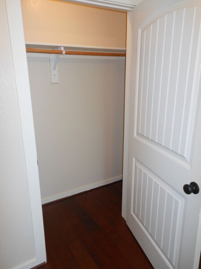 Building Photo - 2 Bedroom 1 Bath Apartment (40% 1st Month Rent BAC)