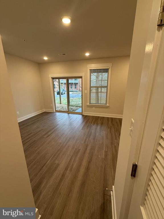 Building Photo - 253 Armenian Oak Dr