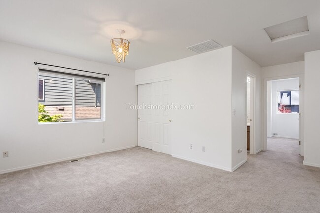 Building Photo - Newly Updated 2 Bed/2 Bath Home in Private...