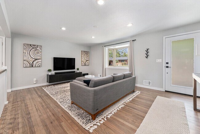 Building Photo - $500 OFF RENT!!!! STUNNING 5BD/3BA Home in...