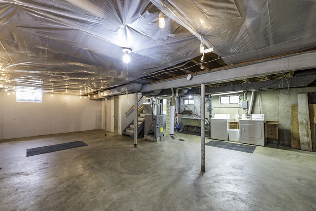 Building Photo - 342 N Lewis Ave