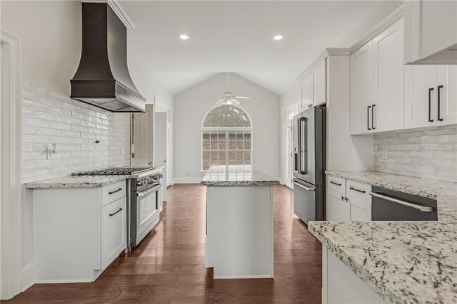 Building Photo - 304 Mistletoe Dr