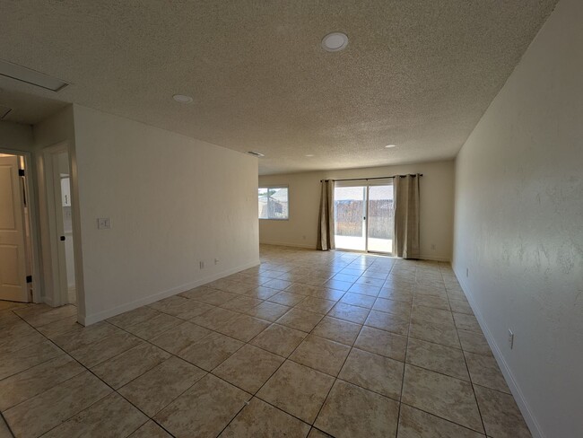 Building Photo - Newly Updated Spacious home avalible now!!!!