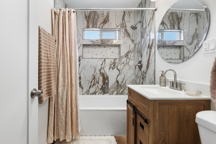 Building Photo - 2509 W 73rd St