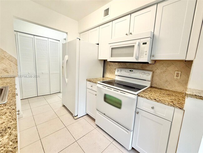 Building Photo - 9755 Westview Dr