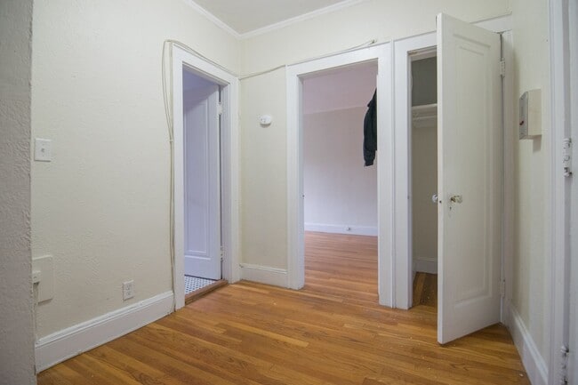 Building Photo - 9/1 No Fee! Spacious 1BR apartment in elevator building, heat inc!